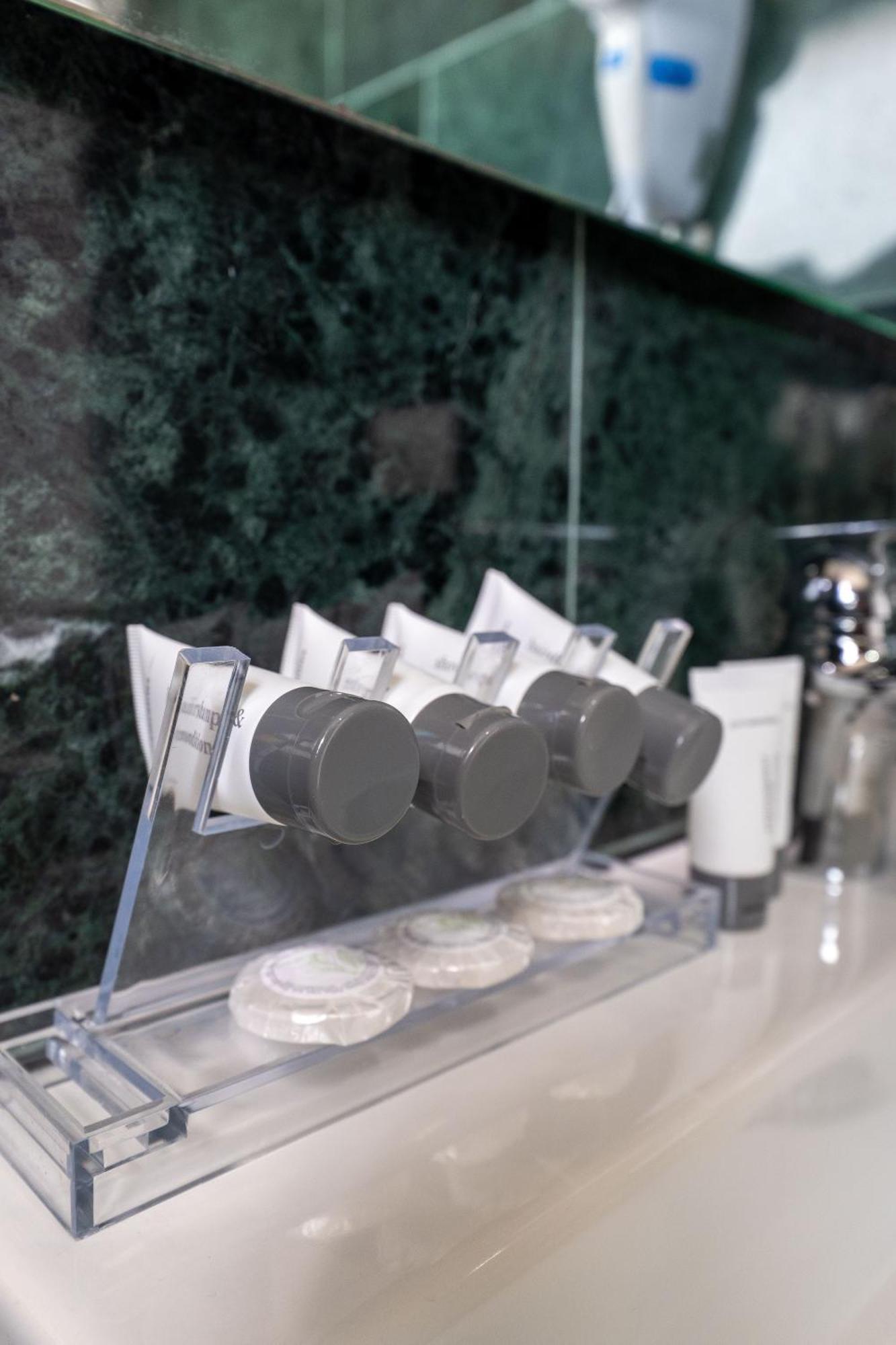 Sea View Hotel Sarandë エクステリア 写真